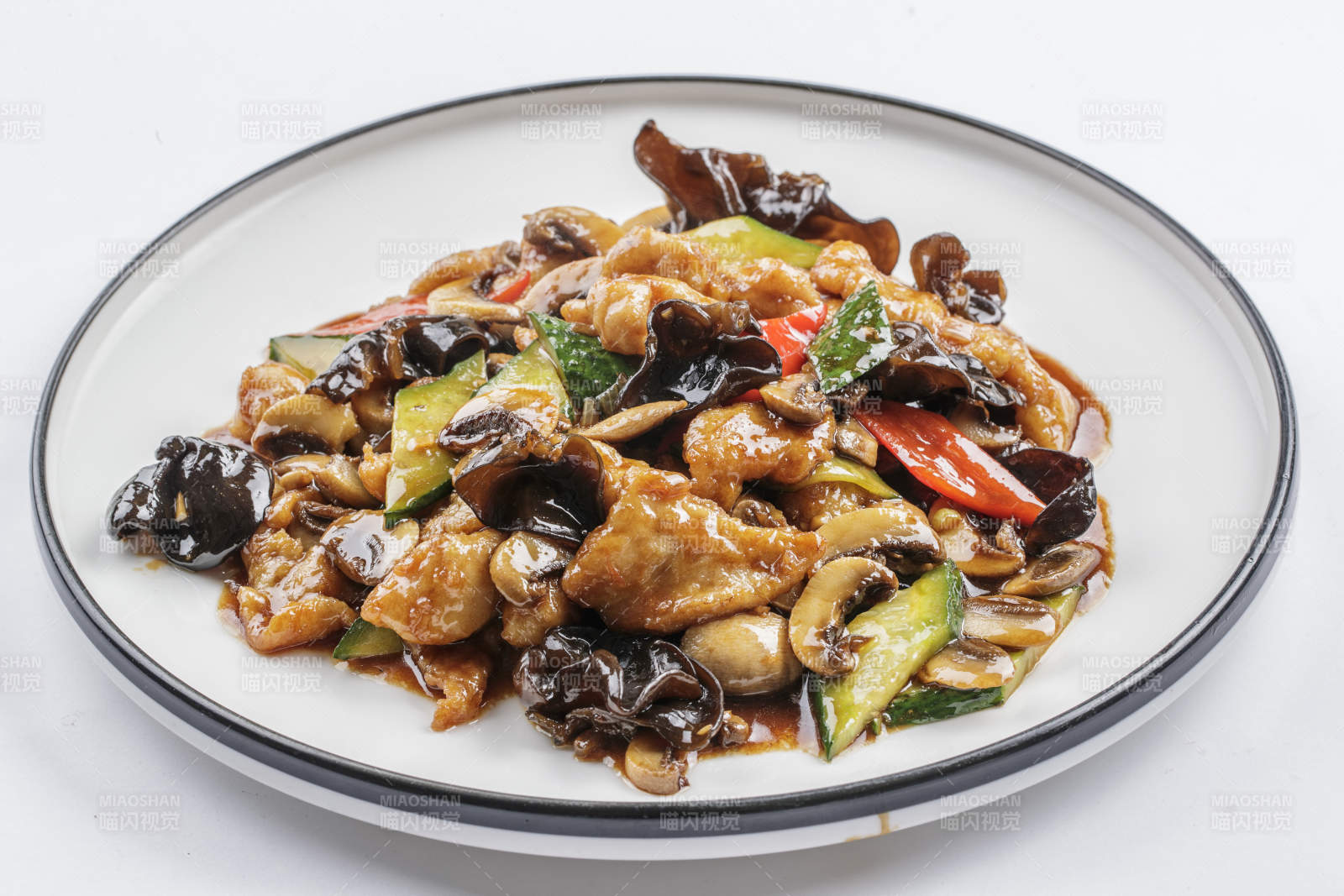 白瓷盘装的过油木须肉