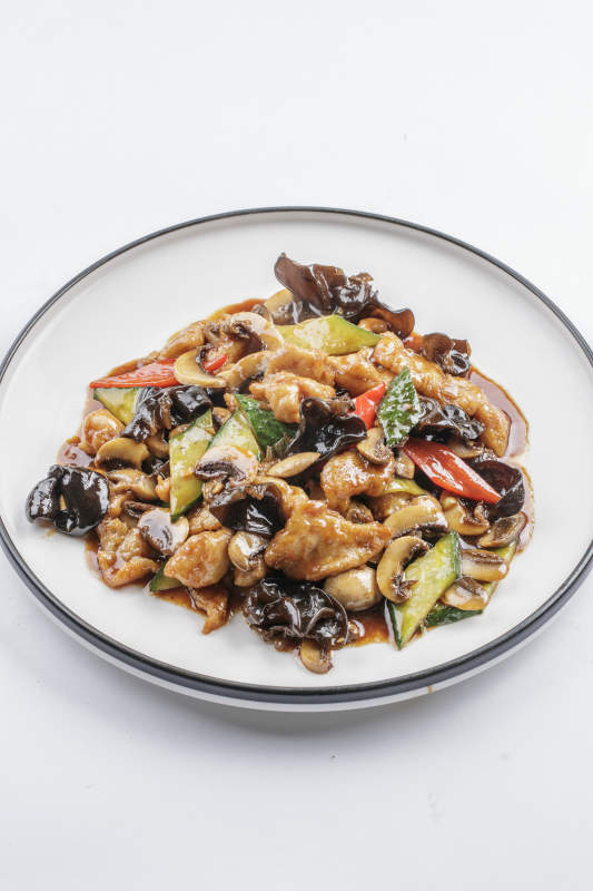 白瓷盘装的过油木须肉