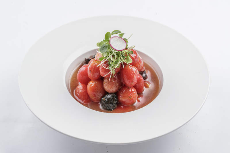 双色圆瓷盘装的仿葡萄樱桃醸