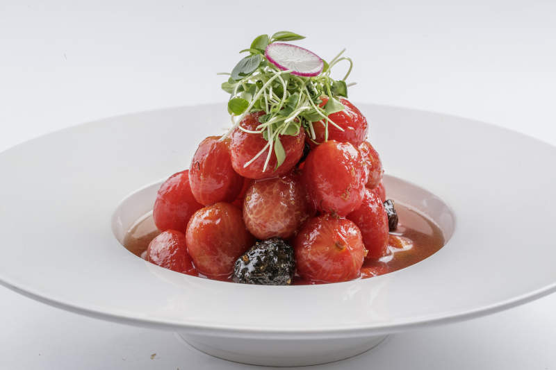 双色圆瓷盘装的仿葡萄樱桃醸