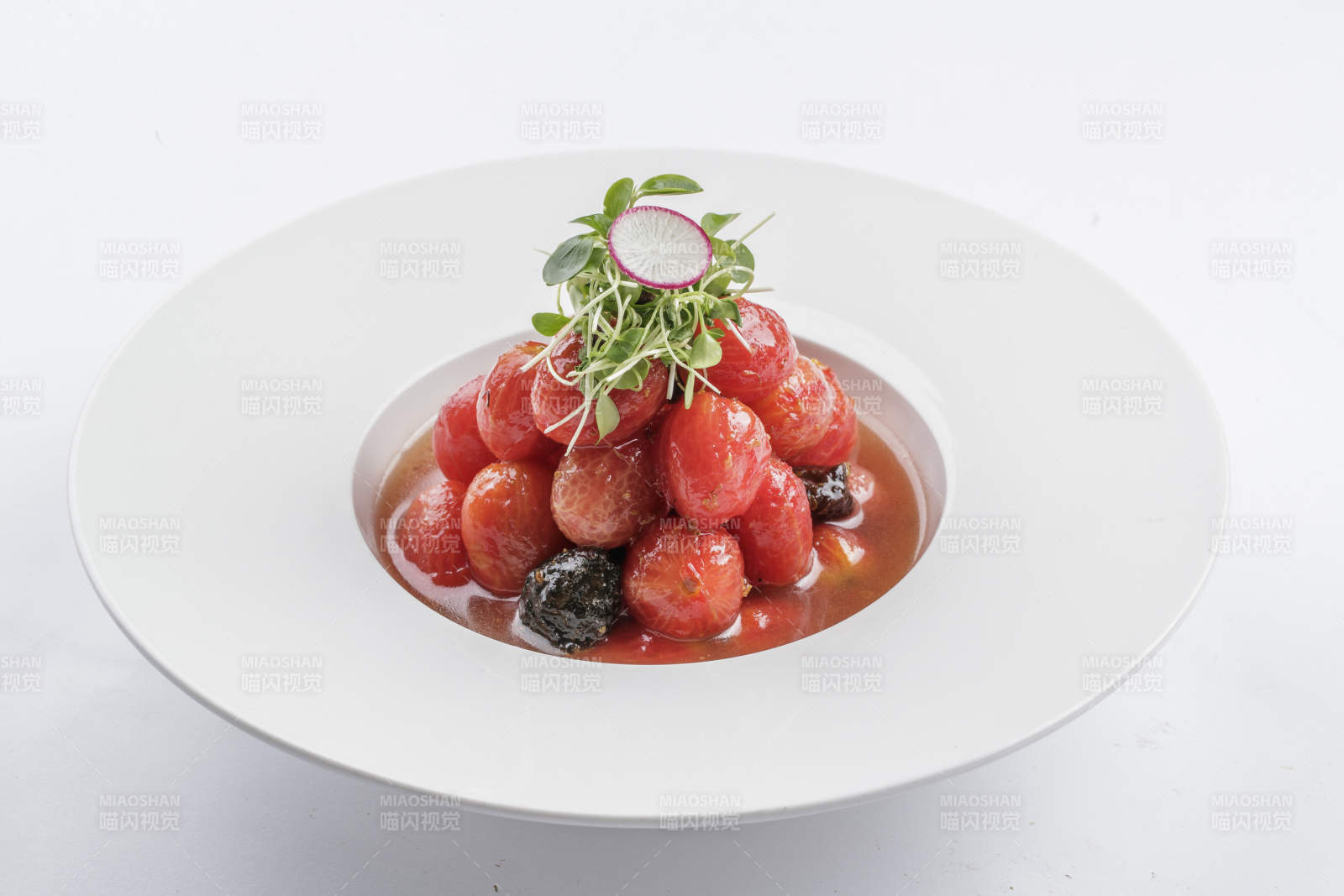 双色圆瓷盘装的仿葡萄樱桃醸