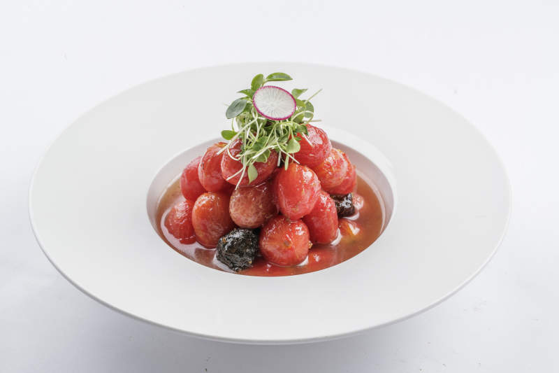 双色圆瓷盘装的仿葡萄樱桃醸