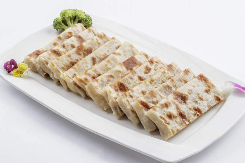 圆瓷盘装的家常肉饼