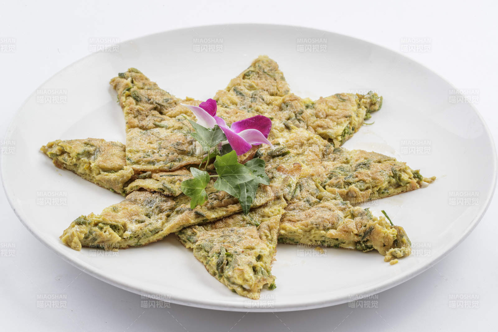 白色瓷盘装的鸡蛋野菜饼