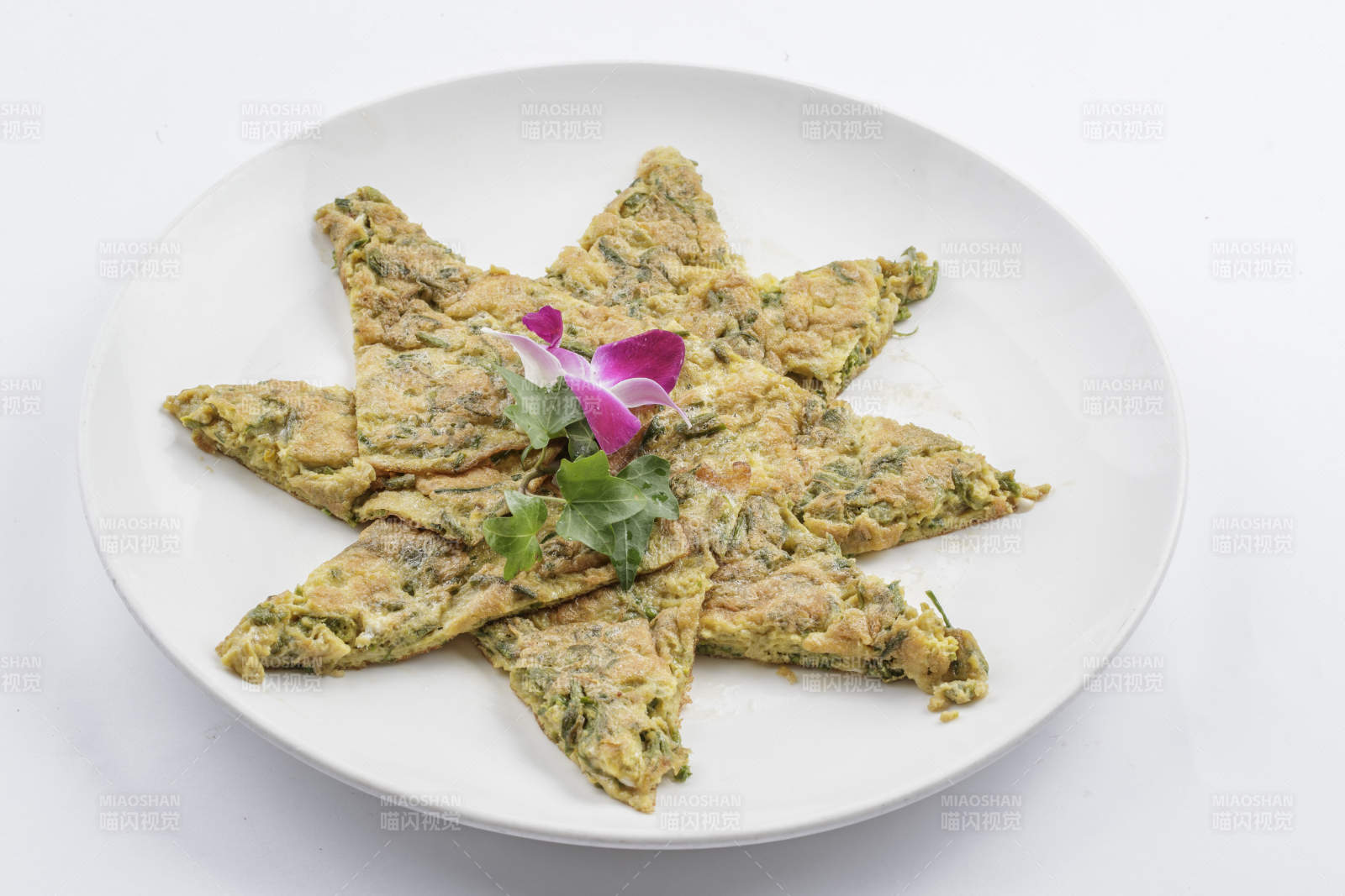 白色瓷盘装的鸡蛋野菜饼