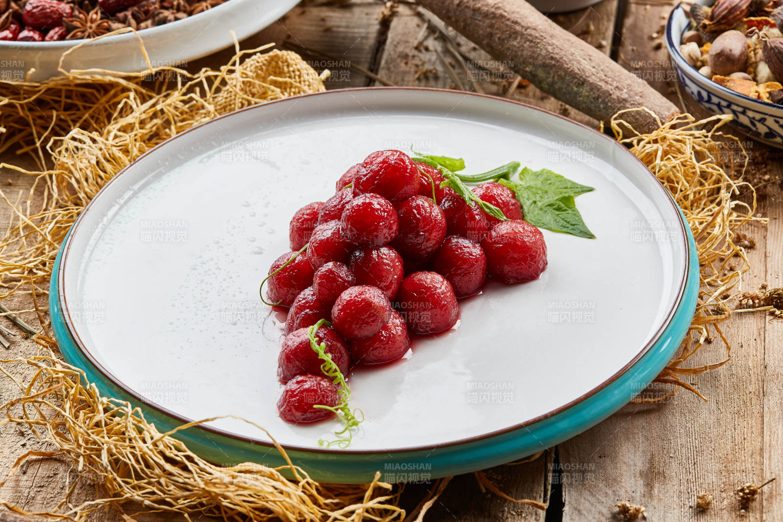 双色圆瓷盘装的仿葡萄樱桃醸-摄影图