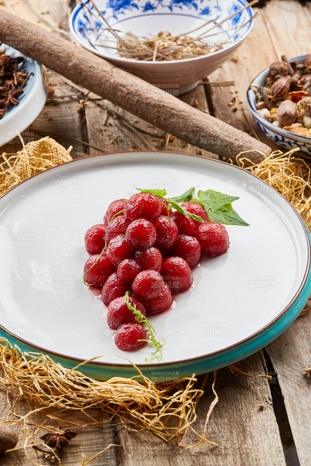 双色圆瓷盘装的仿葡萄樱桃醸-摄影图