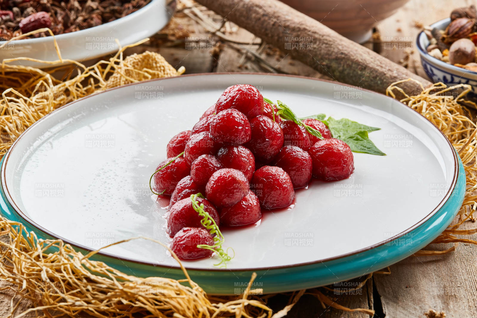 双色圆瓷盘装的仿葡萄樱桃醸-摄影图