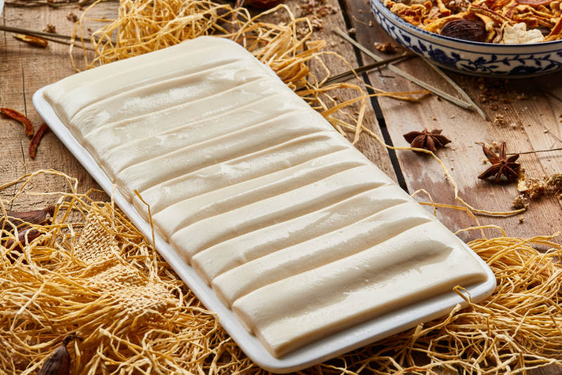 長方形白瓷盤裝的火鍋扯面