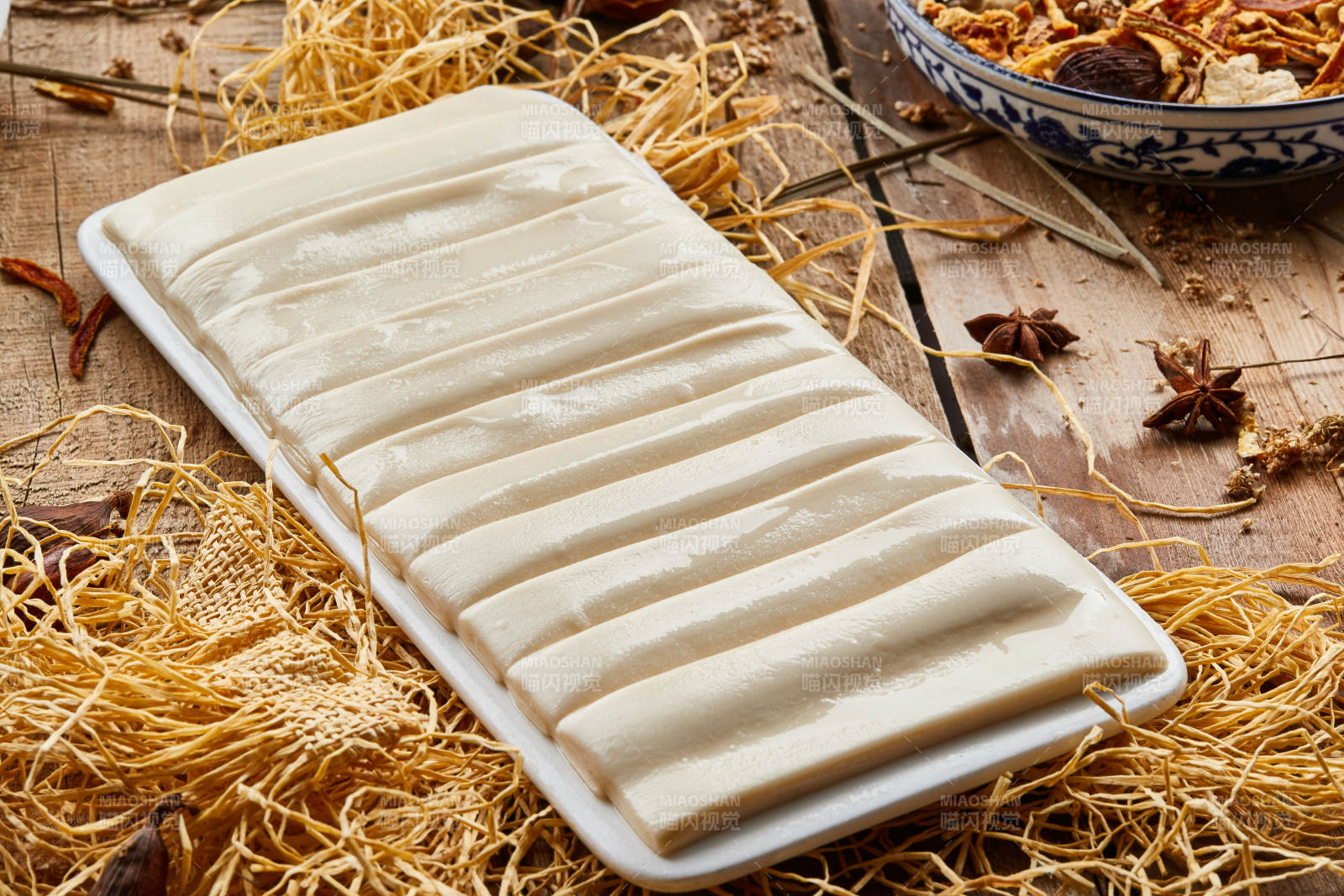 长方形白瓷盘装的火锅扯面