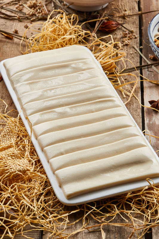 長方形白瓷盤裝的火鍋扯面