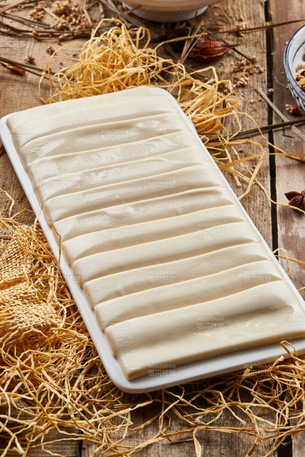 长方形白瓷盘装的火锅扯面