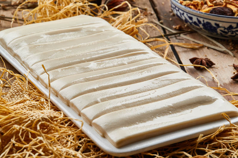 長方形白瓷盤裝的火鍋扯面