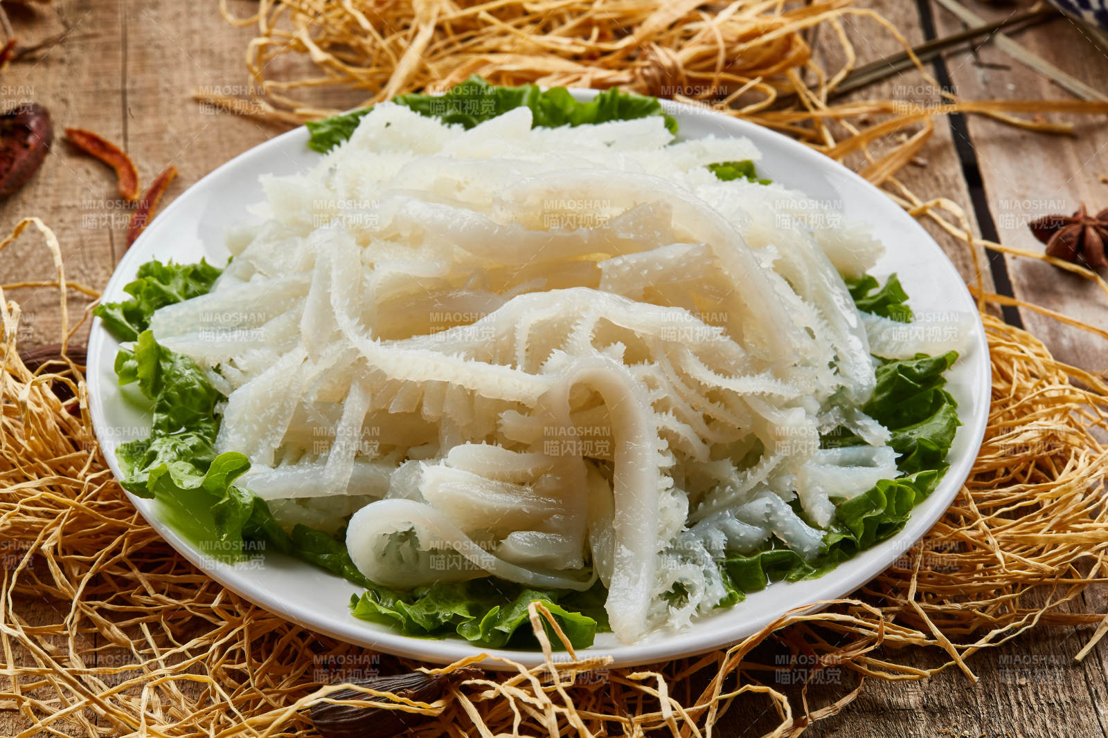 白色圆瓷盘装的金钱肚火锅涮菜