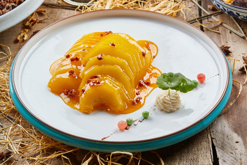 雙色圓瓷盤裝的沙棘雪梨