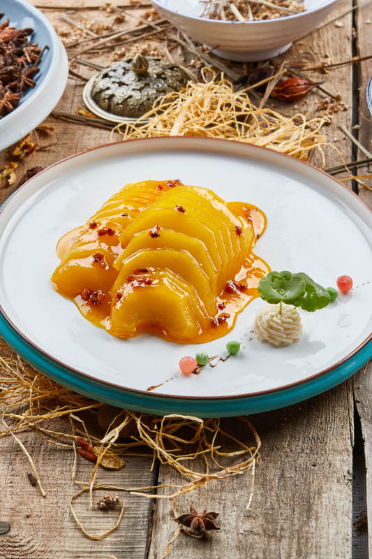 雙色圓瓷盤裝的沙棘雪梨