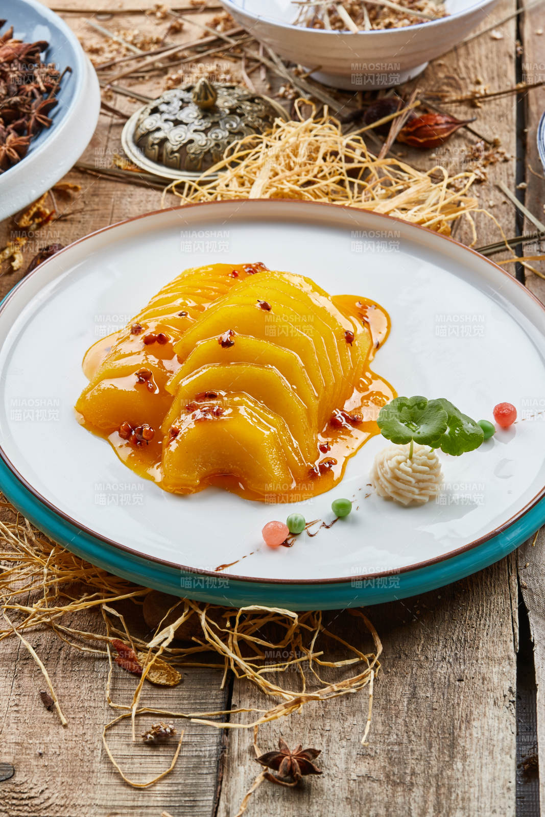 雙色圓瓷盤(pán)裝的沙棘雪梨