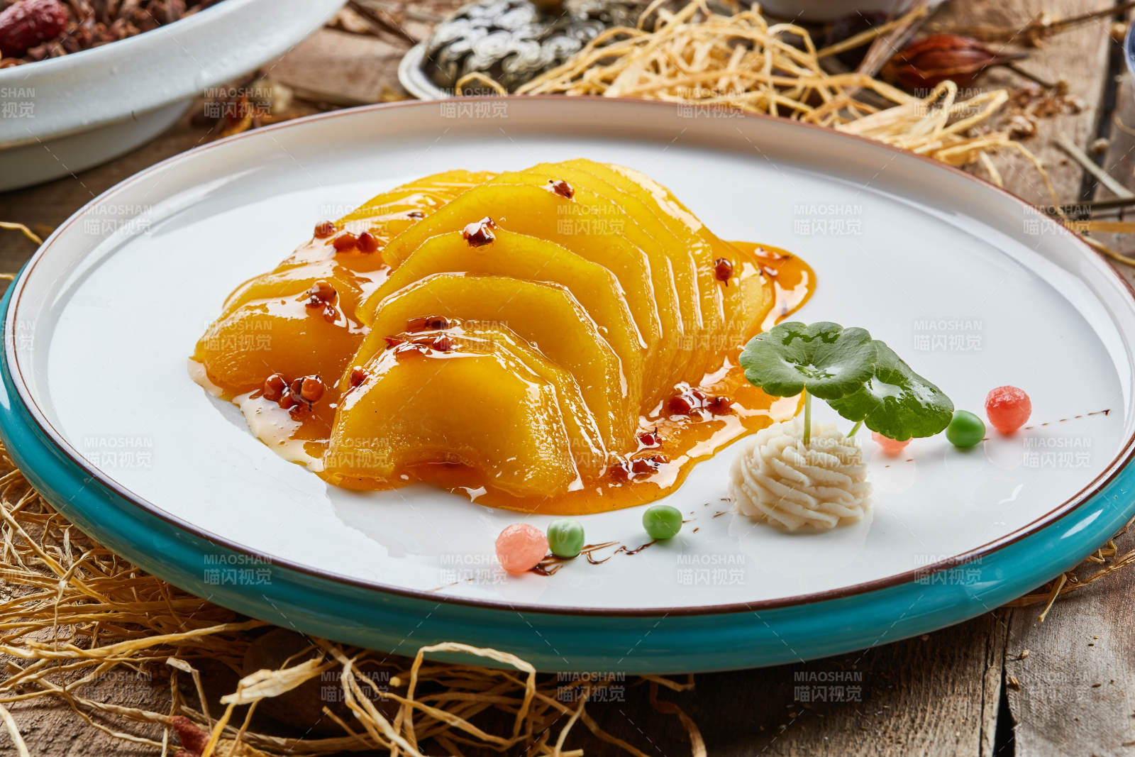 雙色圓瓷盤裝的沙棘雪梨