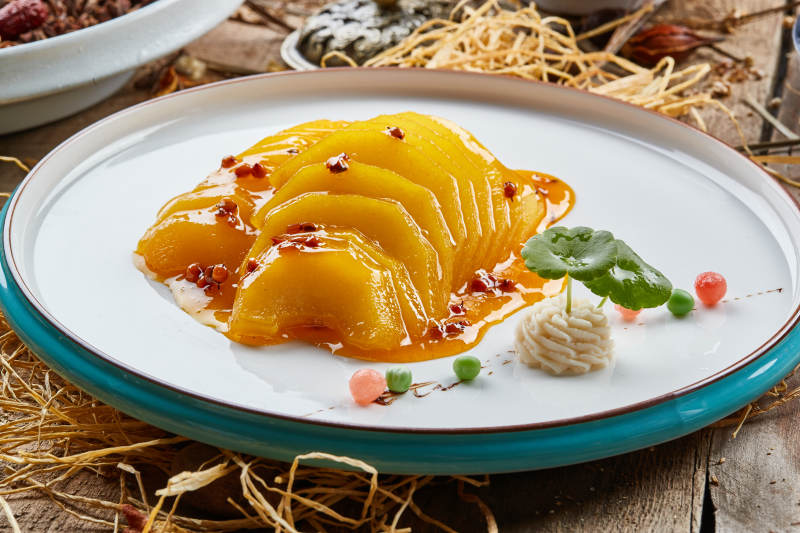 雙色圓瓷盤裝的沙棘雪梨