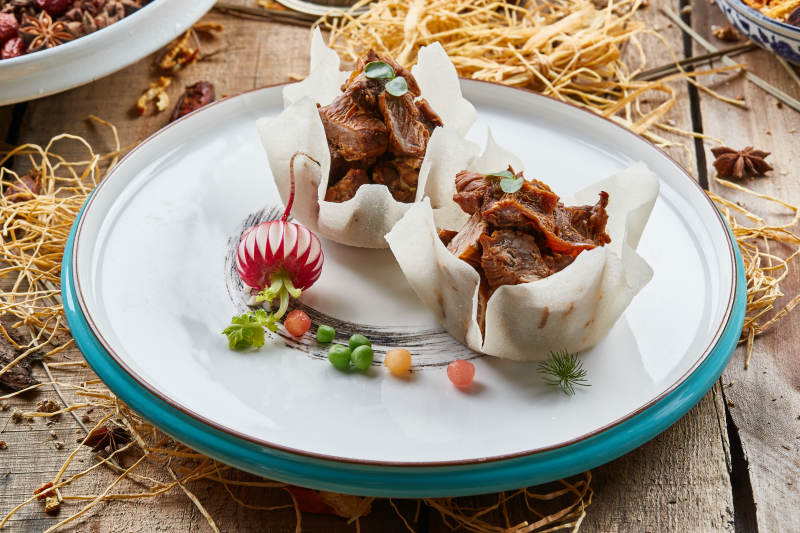 雙色圓瓷盤裝的佛手醬牛腱子肉