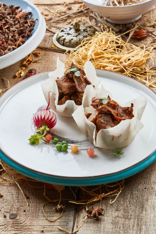 雙色圓瓷盤裝的佛手醬牛腱子肉