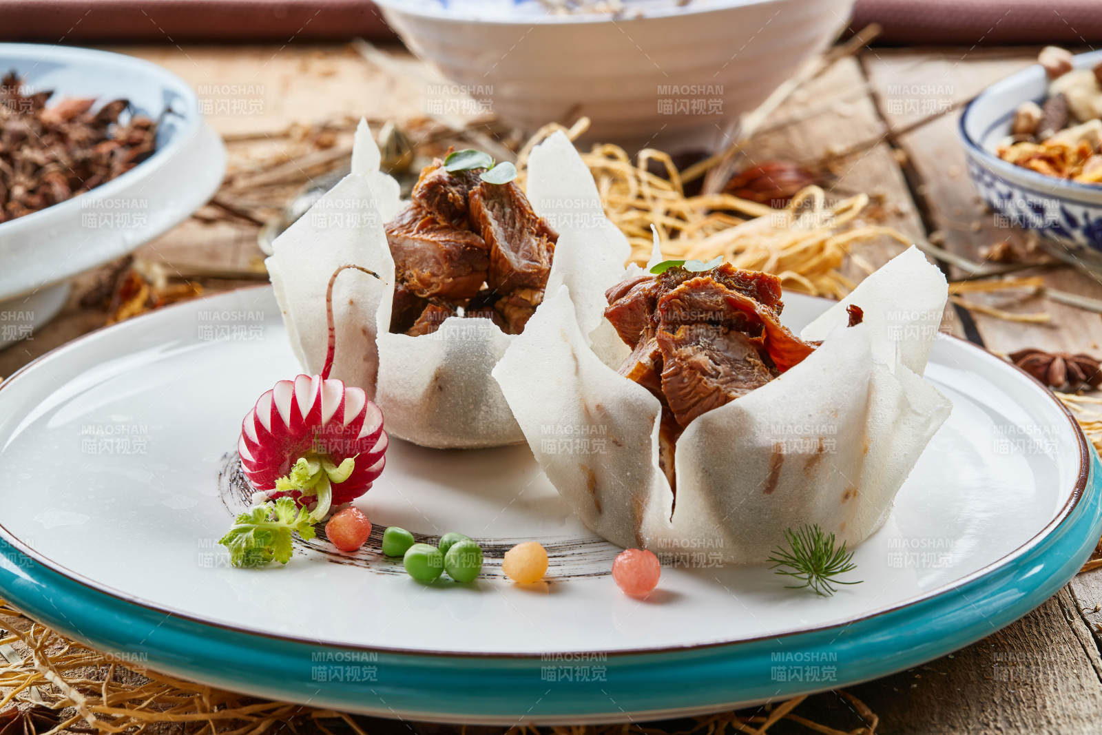 雙色圓瓷盤裝的佛手醬牛腱子肉