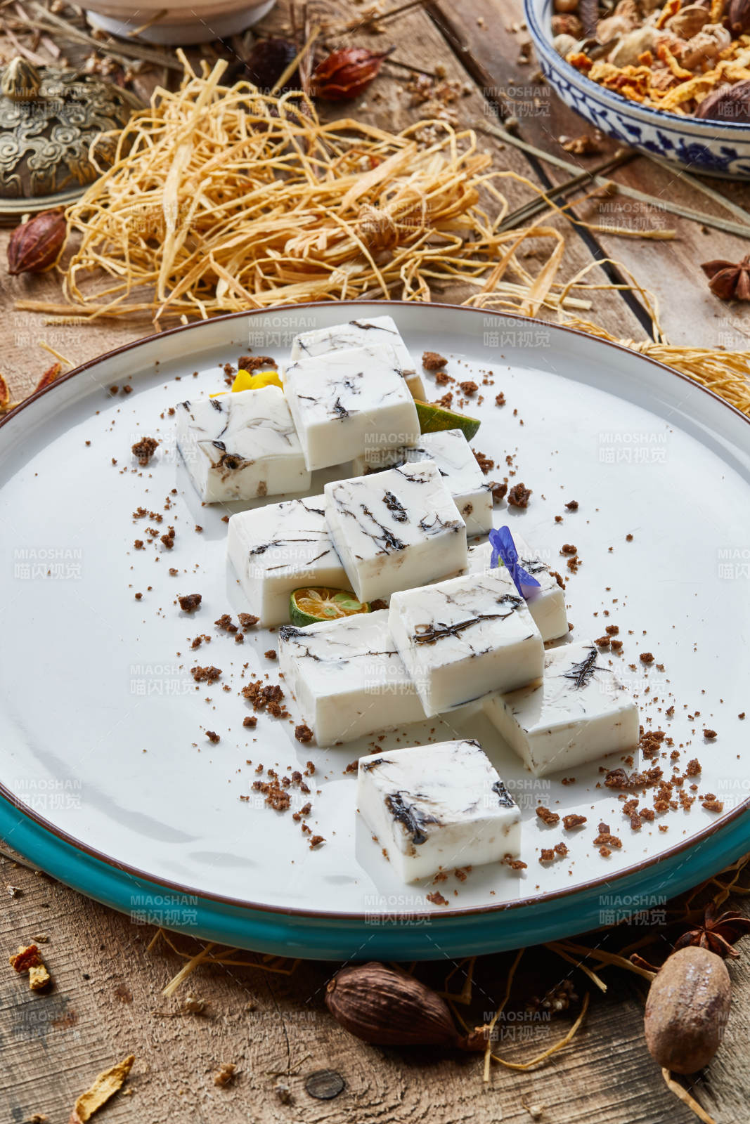 精美餐具装的自制杏仁豆腐