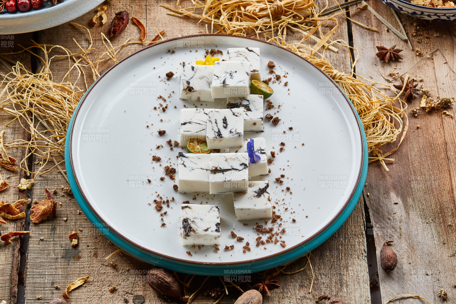 精美餐具装的自制杏仁豆腐