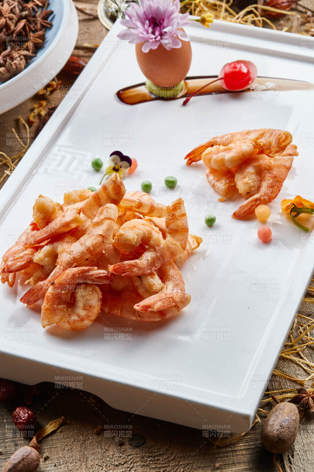 黑色瓷盘装的避风塘炸虾