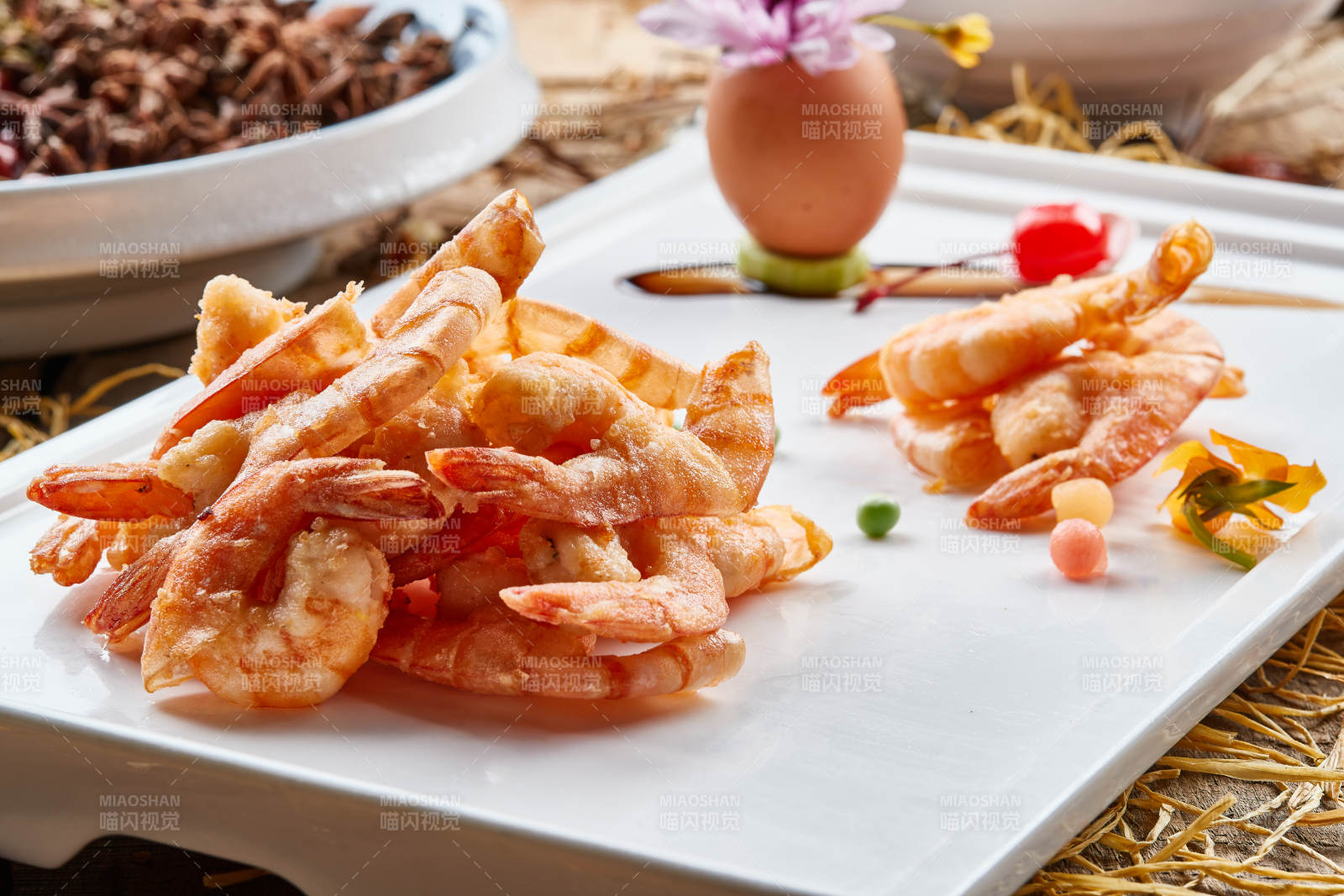 黑色瓷盘装的避风塘炸虾