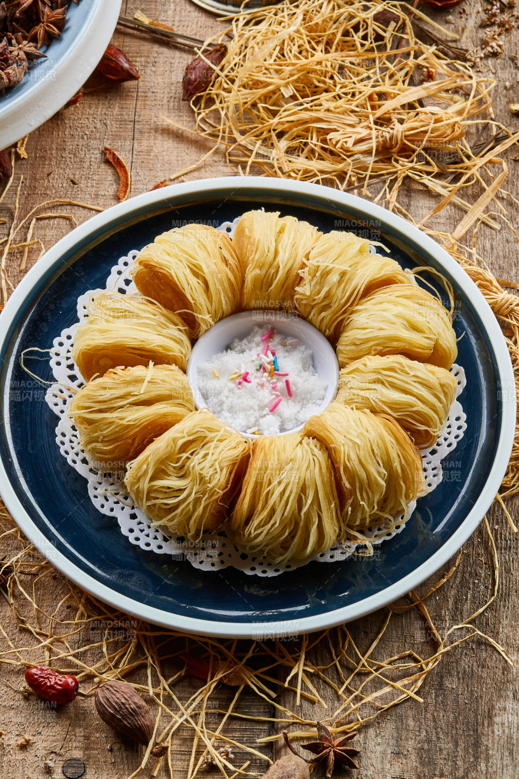 蓝釉圆盘装的传统小吃面点一窝丝