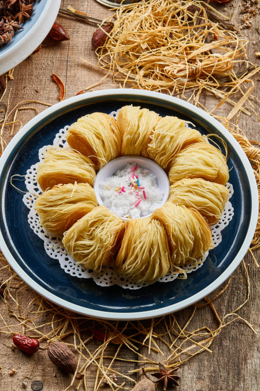 蓝釉圆盘装的传统小吃面点一窝丝