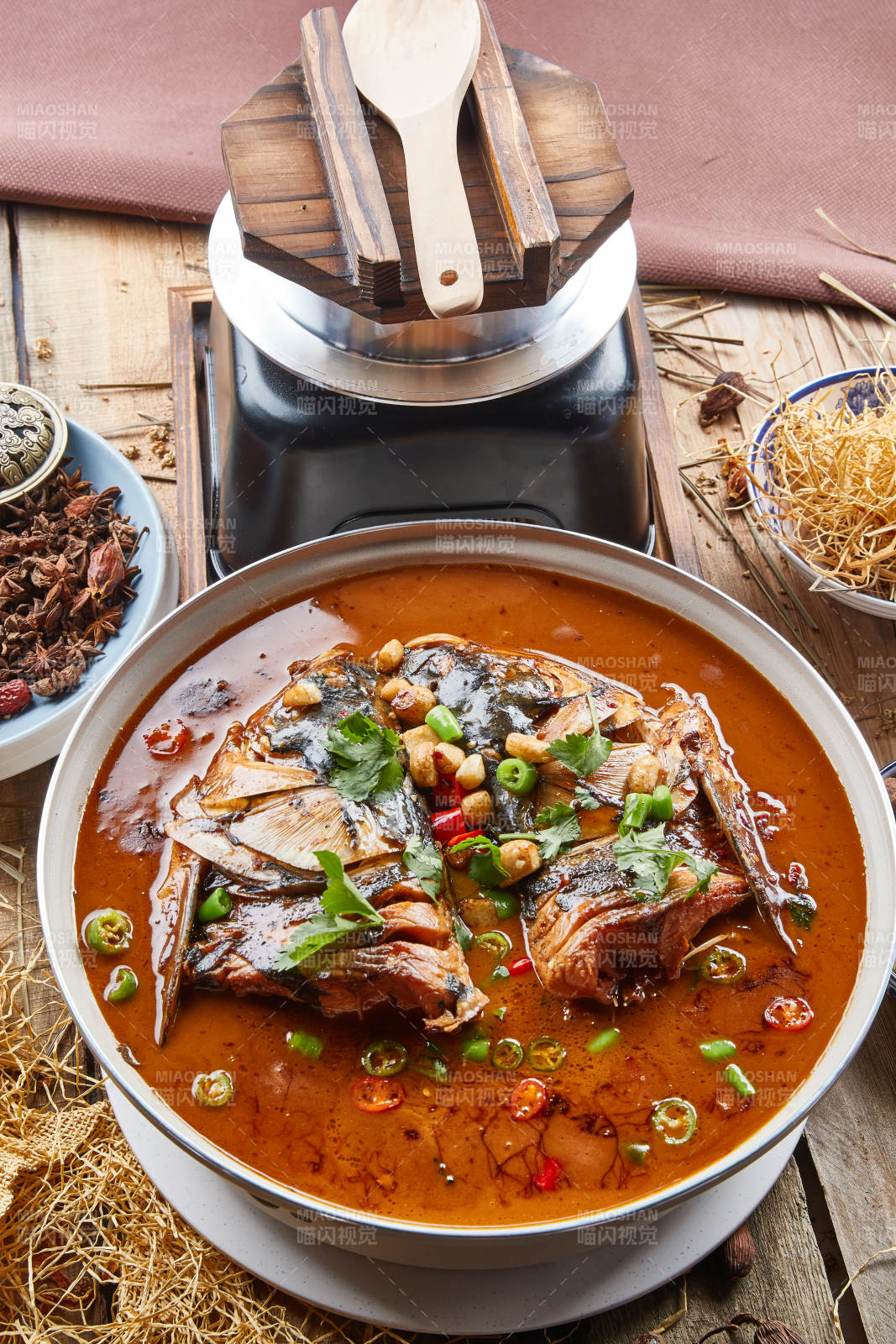 大型器皿装的家炖野生大鱼头配米饭