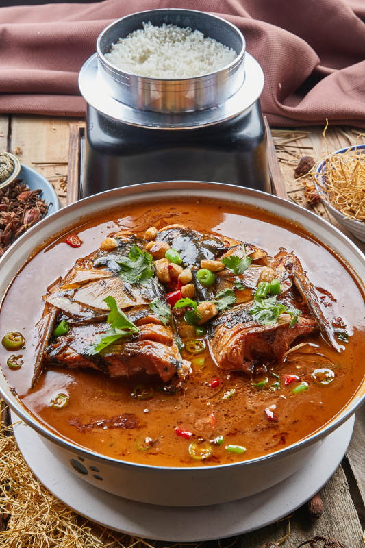 大型器皿装的家炖野生大鱼头配米饭