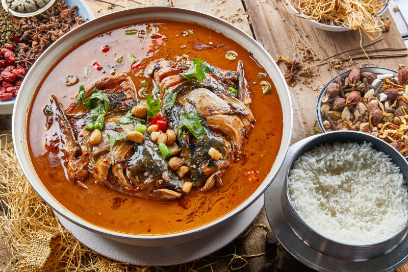 大型器皿装的家炖野生大鱼头配米饭