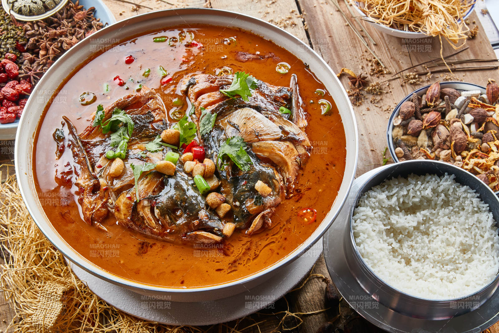 大型器皿装的家炖野生大鱼头配米饭