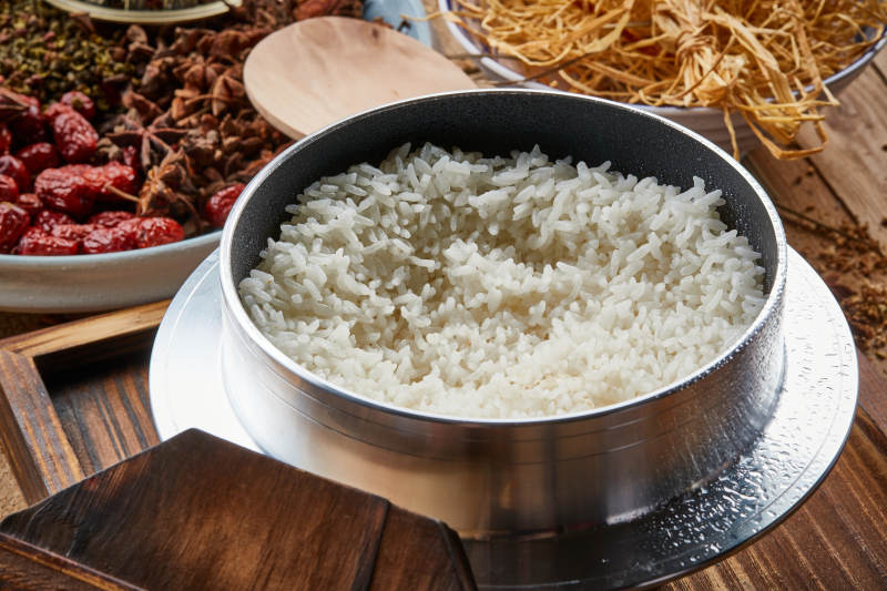 不锈钢锅现蒸的香喷喷的白米饭