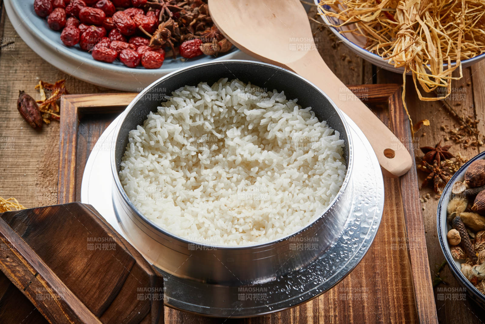 不锈钢锅现蒸的香喷喷的白米饭