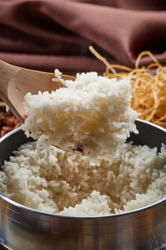 不锈钢锅现蒸的香喷喷的白米饭