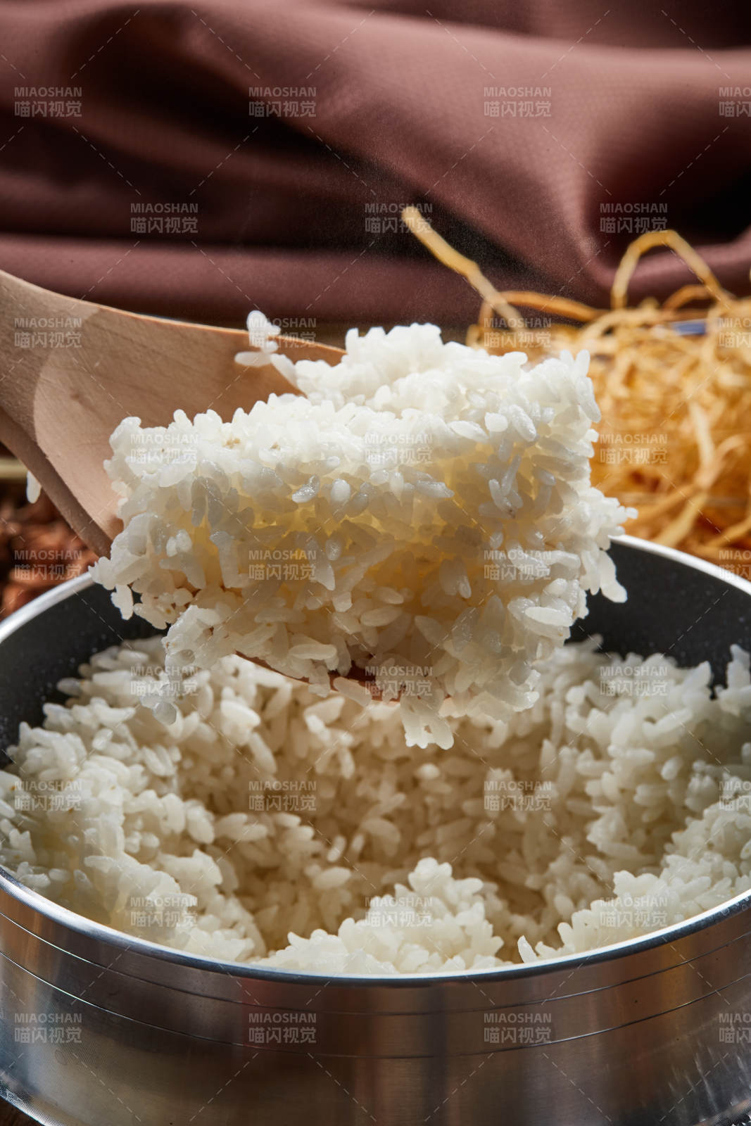 不锈钢锅现蒸的香喷喷的白米饭