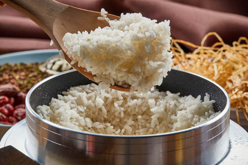 不锈钢锅现蒸的香喷喷的白米饭