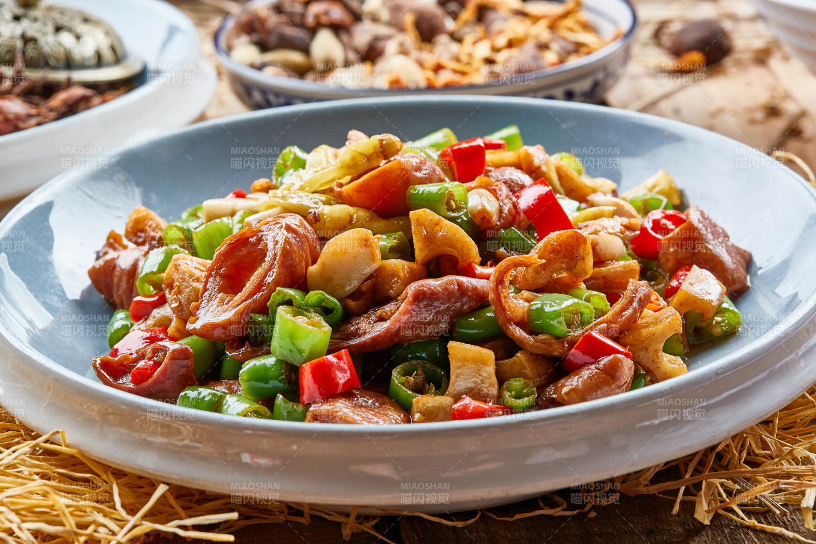 藍釉瓷盤裝的山椒米辣煸肥腸