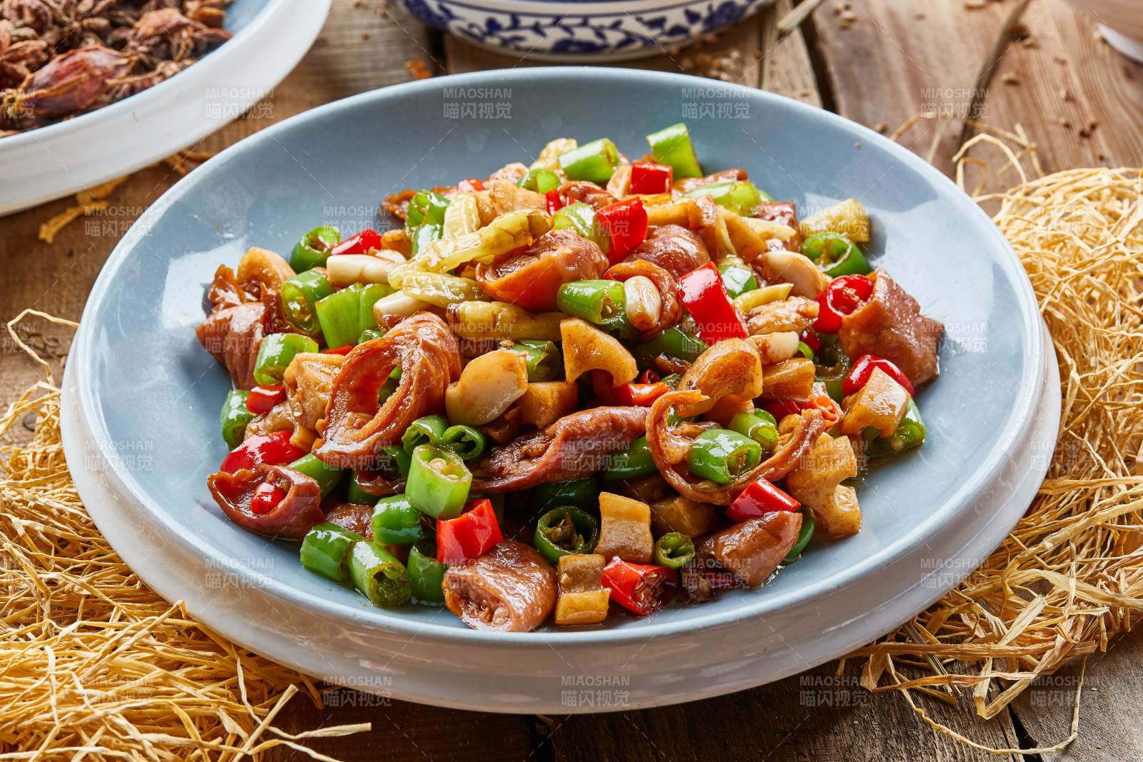 藍釉瓷盤裝的山椒米辣煸肥腸