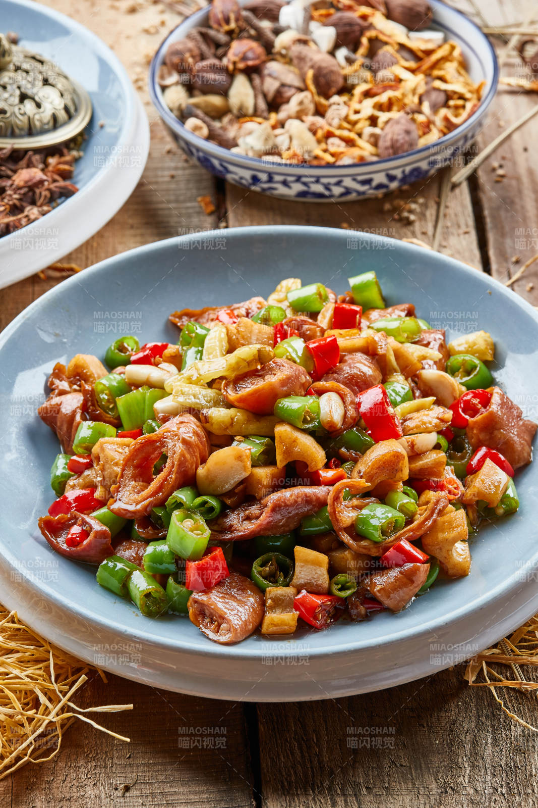 藍釉瓷盤裝的山椒米辣煸肥腸