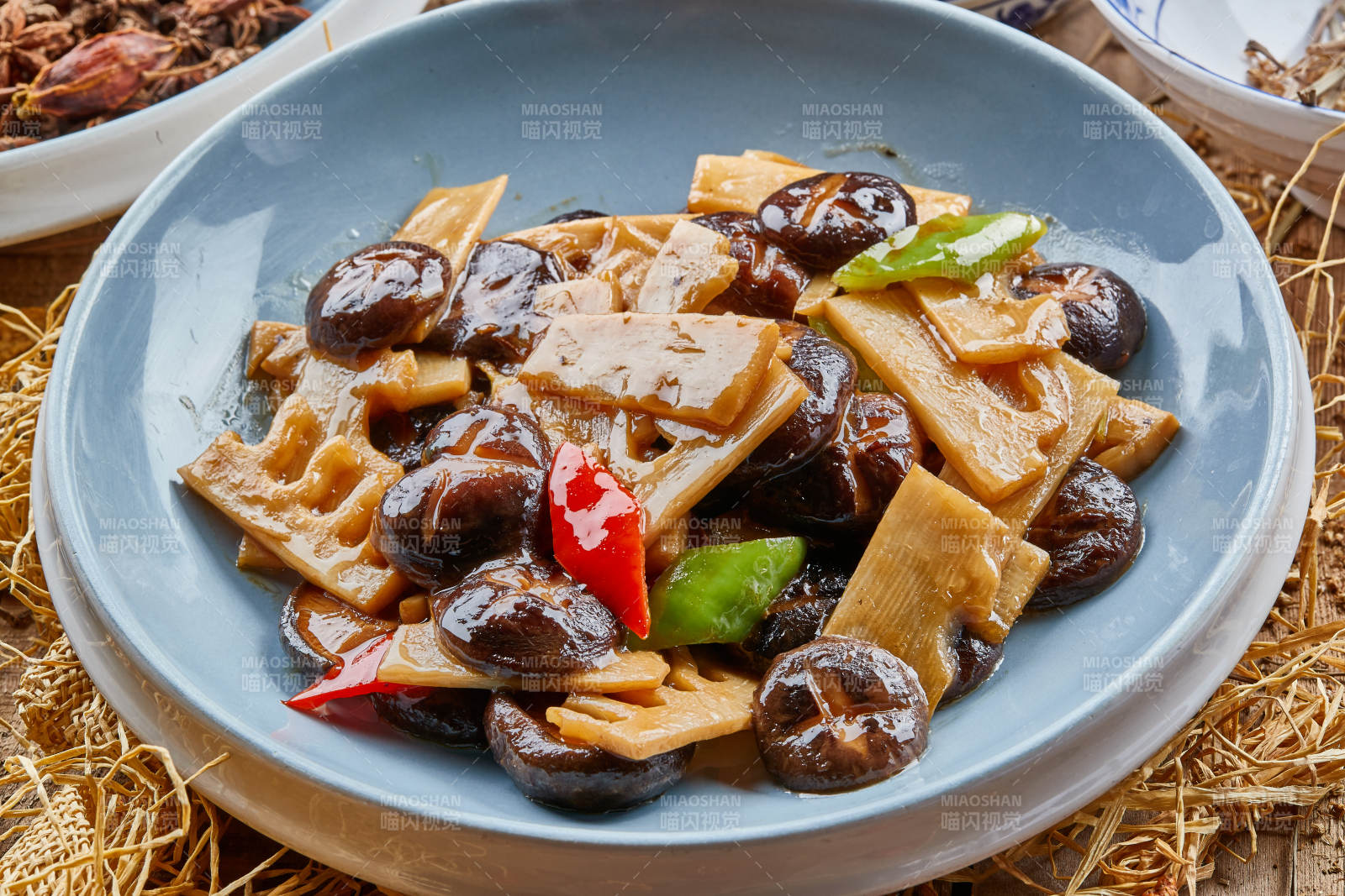 蓝釉瓷盘装的小炒素三鲜