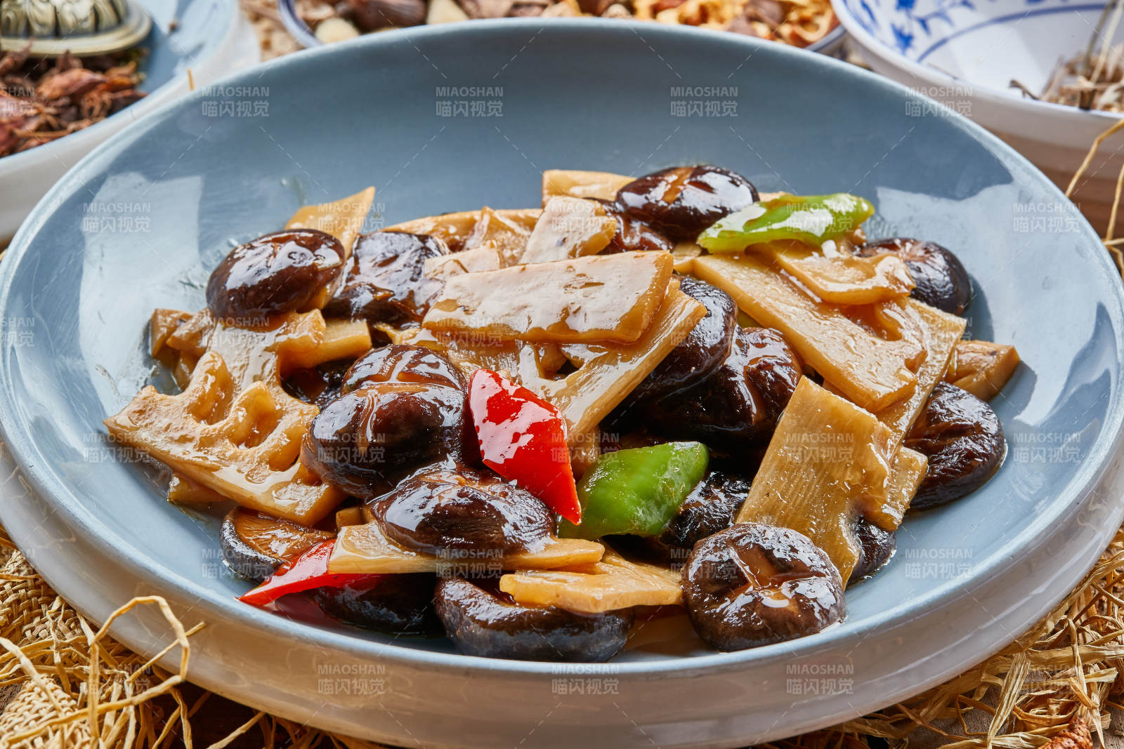 藍釉瓷盤裝的小炒素三鮮