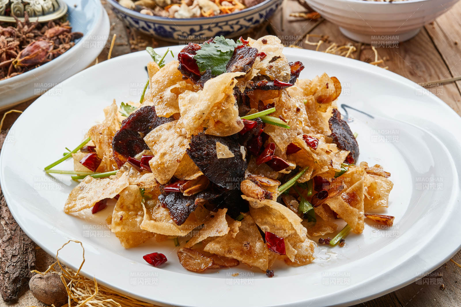 白色瓷盤裝的干炸牛肉拌薯片