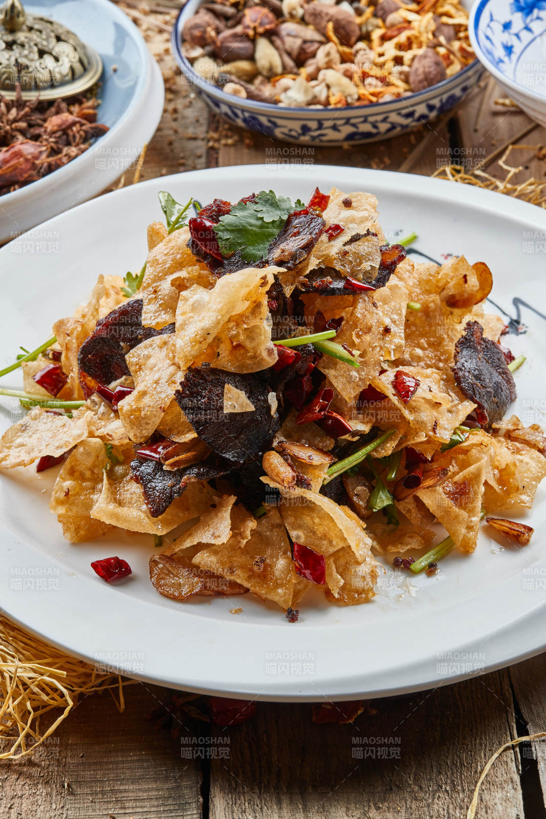 白色瓷盤裝的干炸牛肉拌薯片