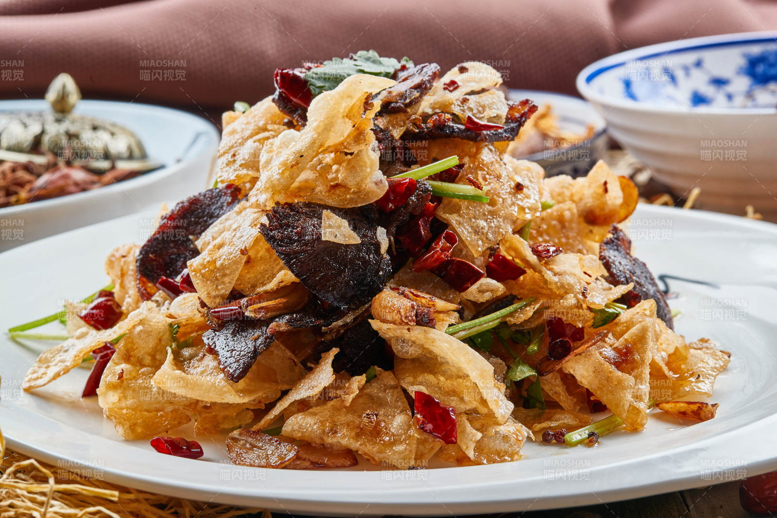 白色瓷盤裝的干炸牛肉拌薯片