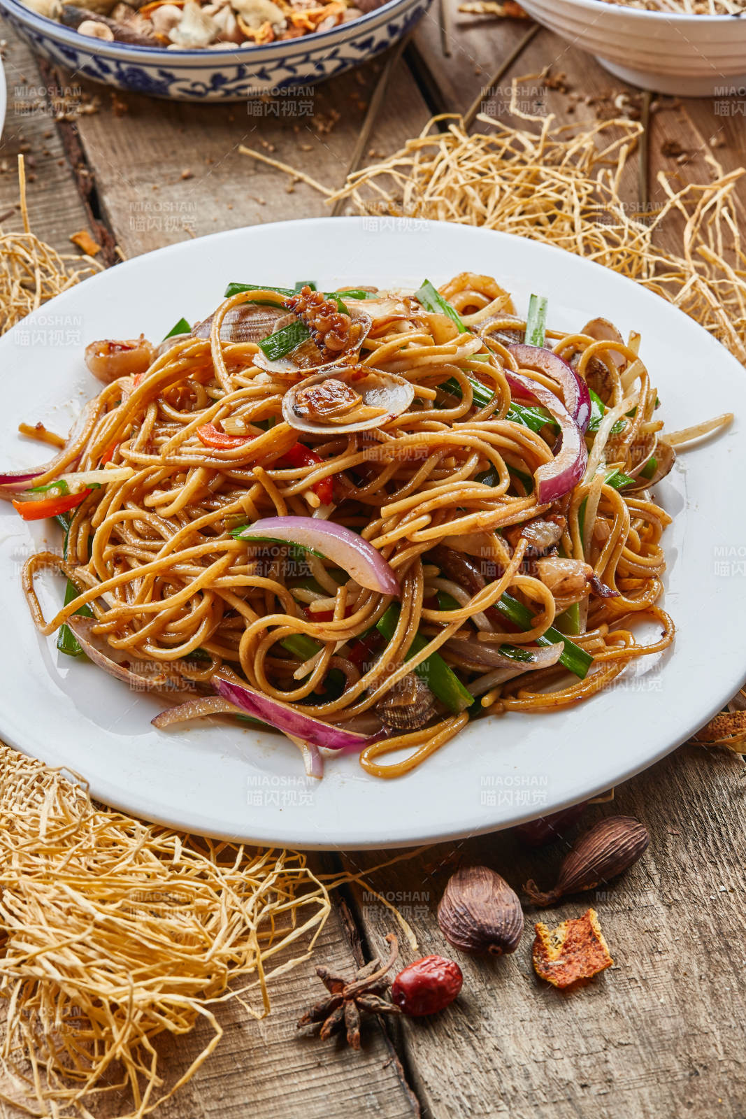 青瓷盘装的海鲜炒意大利面